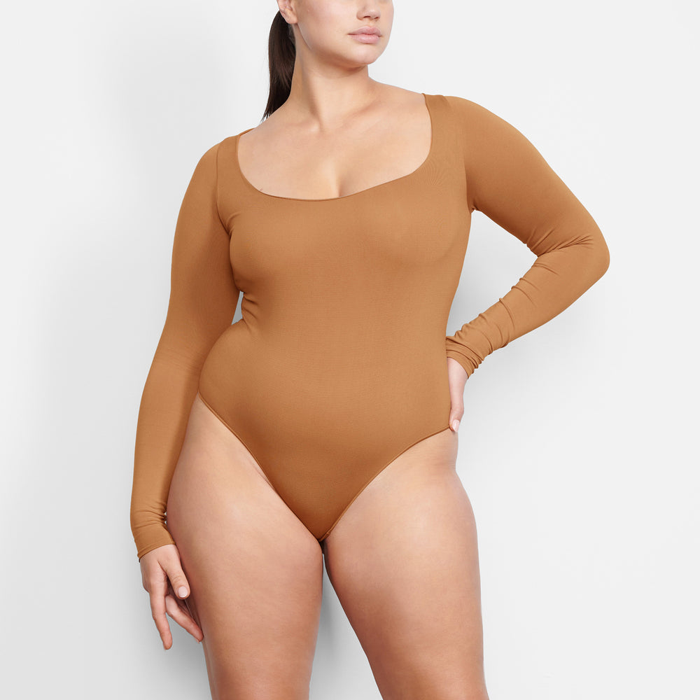 Skims ESSENTIAL SCOOP NECK Long Sleeve Bodysuit Camel | MLOW10596