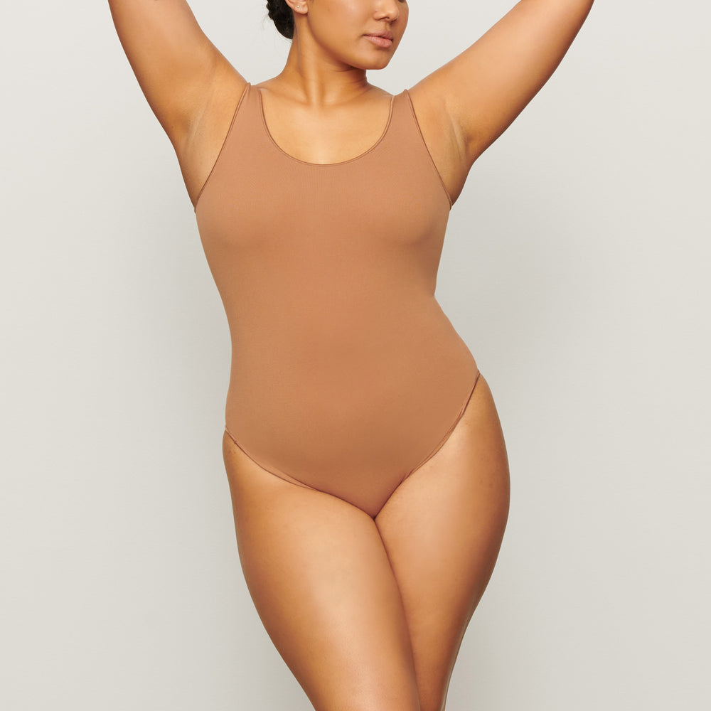 Skims ESSENTIAL Scoop Neck Bodysuit Camel | QTWY73982