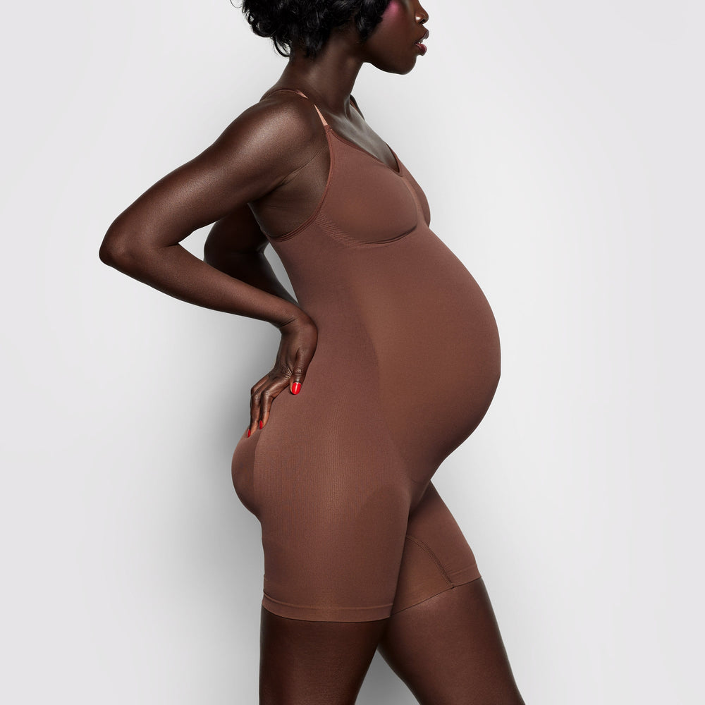 Skims MATERNITY SCULPTING BODYSUIT MID THIGH Maternity Shapewear Cocoa | EIWJ20351