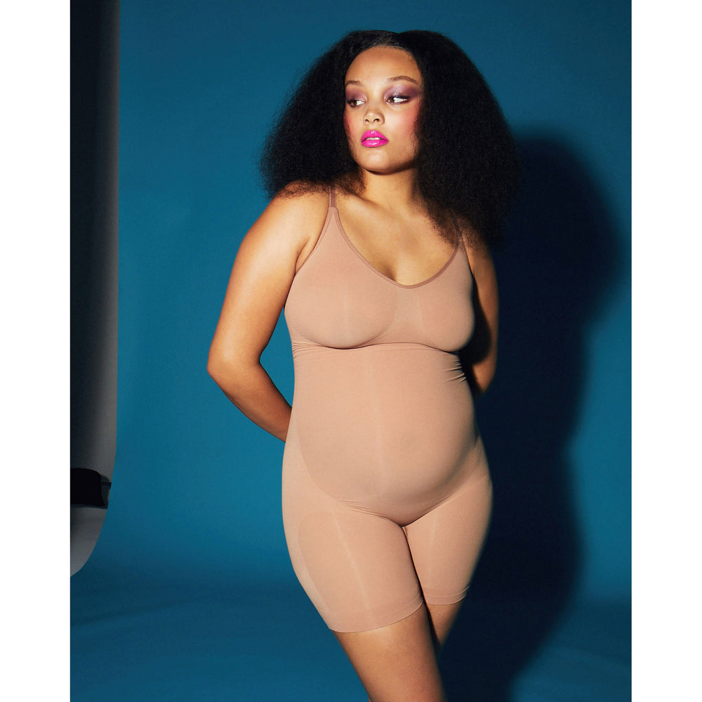 Skims MATERNITY SCULPTING BODYSUIT MID THIGH Maternity Shapewear Clay | YHMF48237