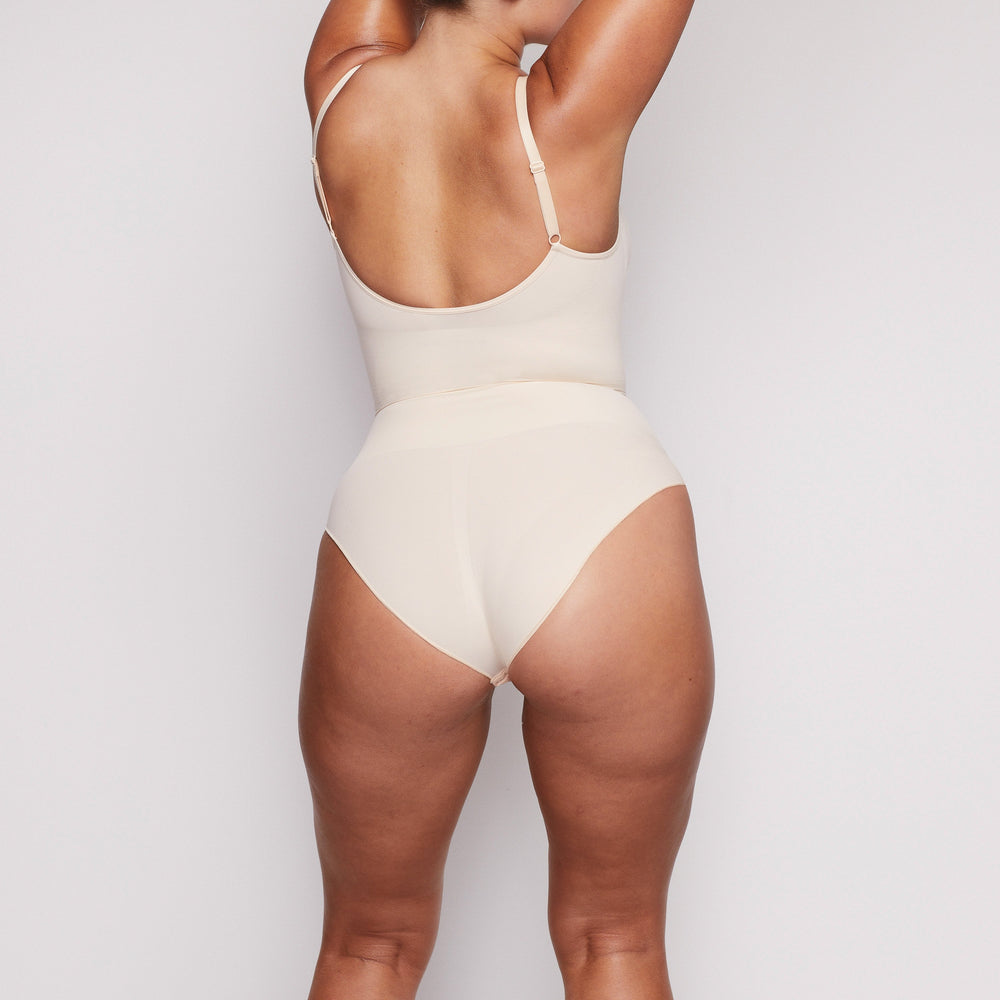 Skims SCULPTING BODYSUIT W. SNAPS Bodysuit Sand | ODIK59072