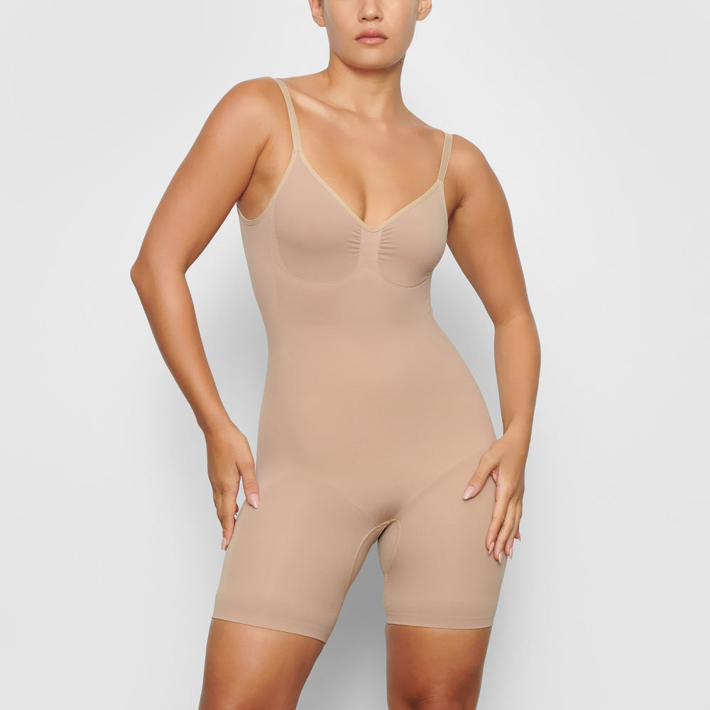 Skims SEAMLESS SCULPT MID THIGH Low Back Bodysuit Clay | QNVB10756