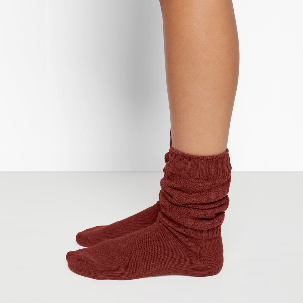 Skims SLOUCH Socks Sangria | YLRC64152