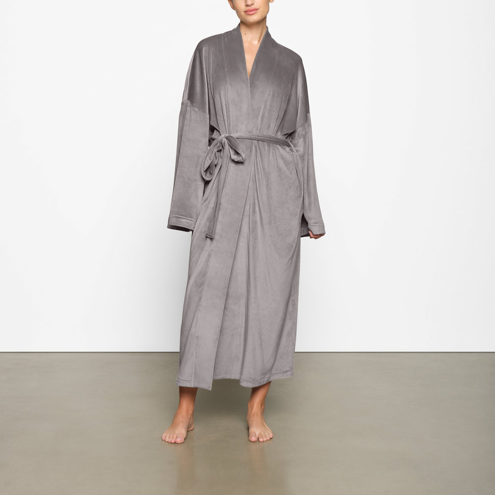 Skims VELOUR WRAP Robe Smoke | MFWO97186