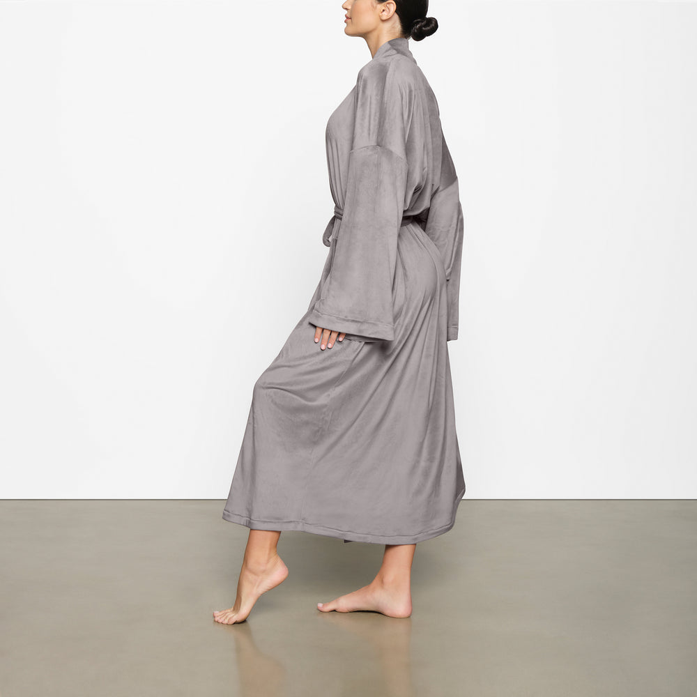 Skims VELOUR WRAP Robe Smoke | MFWO97186