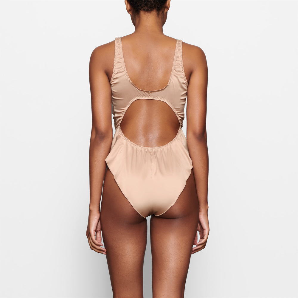 Skims WOVEN SHINE TIE FRONT Bodysuit Pink Sand | LEOW51032