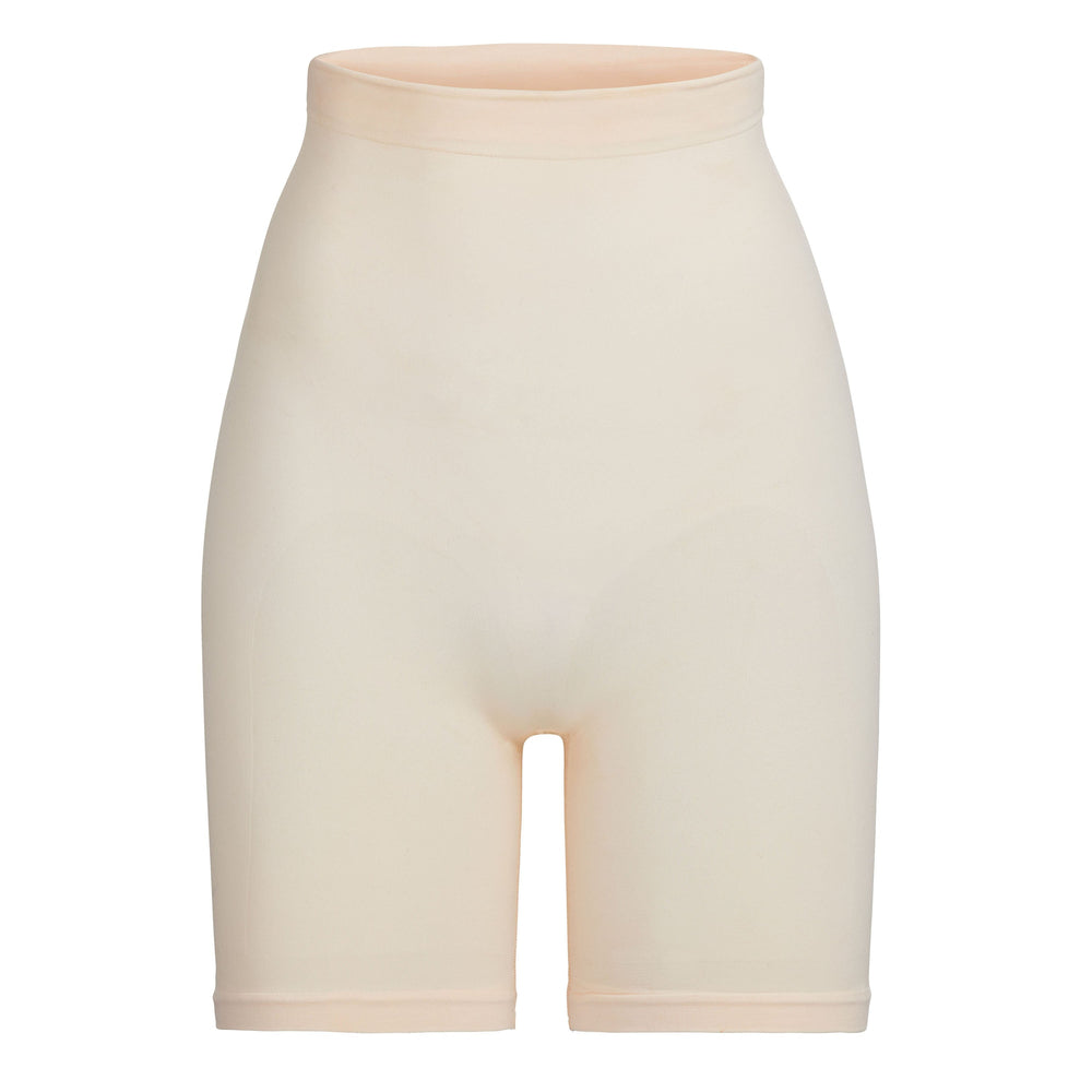 Skims SCULPTING ABOVE THE KNEE Shorts Sand | IOUM61907